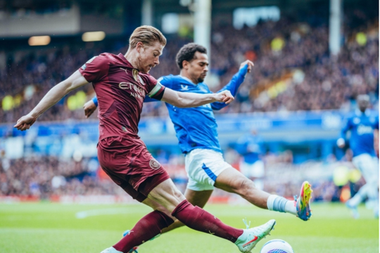 Đánh bại Everton, Man City chen chân vào top 4