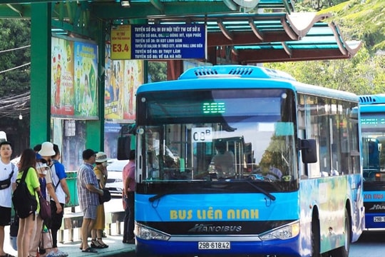 Hà Nội: Xe buýt, tàu điện phục vụ người dân suốt dịp nghỉ lễ 30/4 - 1/5