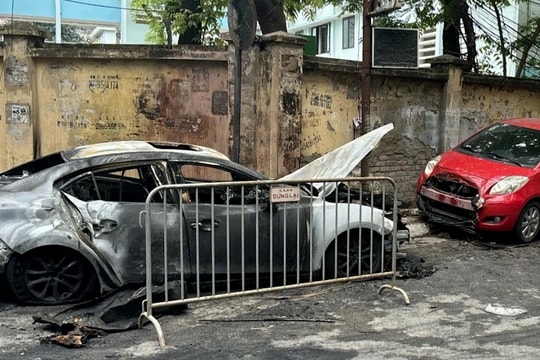 Hà Nội: Ô tô đang đỗ bất ngờ bốc cháy dữ dội