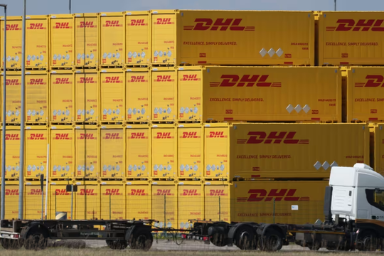 Ông trùm logistic DHL tạm dừng một số dịch vụ giao hàng bưu kiện đến Hoa Kỳ