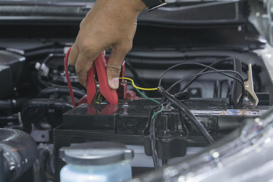 Có thể sạc ắc quy xe bằng cách để động cơ chạy không?