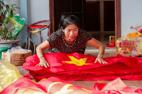 Làng nghề làm cờ Tổ quốc tất bật trước dịp kỉ niệm ngày giải phóng miền nam, thống nhất đất nước