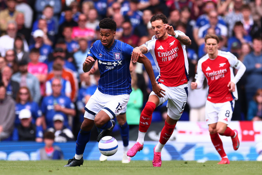 Arsenal đè bẹp Ipswich tại Ngoại hạng Anh