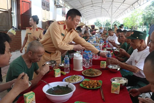 Nghệ An: Ấm lòng ‘Bữa cơm tri ân, ấm áp nghĩa tình’