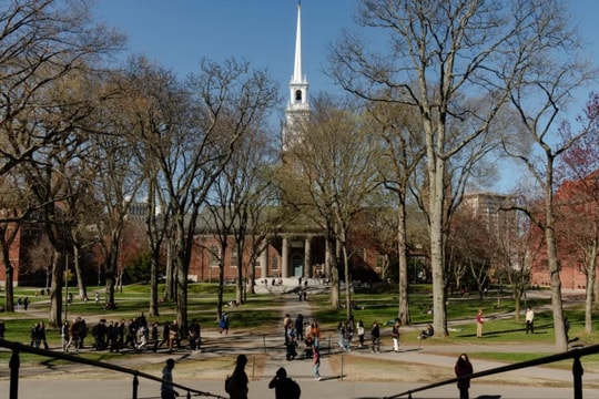 Chính quyền Mỹ có thể cắt giảm thêm 1 tỷ USD tiền tài trợ cho Đại học Harvard