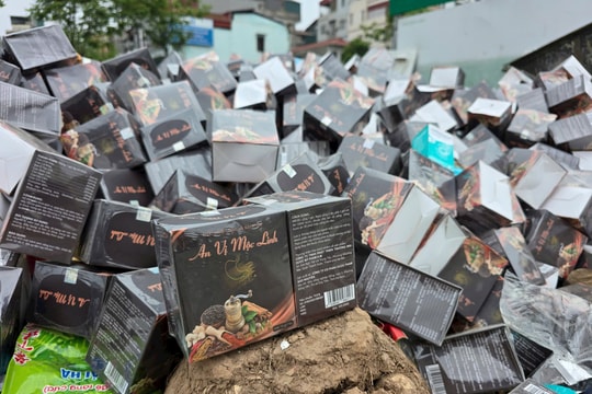 Truy tìm dấu vết 'chủ nhân' hàng nghìn hộp thực phẩm chức năng đổ trộm ra vỉa hè Hà Nội