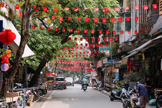 Phố phường, trường lớp, quán xá Thủ đô nhuộm sắc đỏ chào mừng đại lễ 30/4