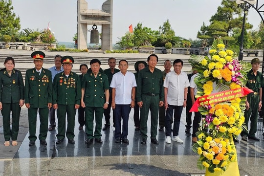 Phó Chủ tịch Hội Cựu TNXP Việt Nam Thân Đức Nam dâng hương tri ân các anh hùng liệt sĩ tại Hà Tĩnh, Quảng Bình và Quảng Trị