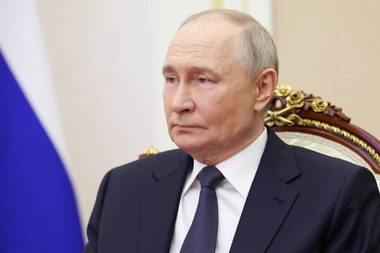 Tổng thống Putin an toàn sau khi trực thăng rơi vào trong vùng không kích của Ukraine