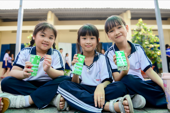 Vinamilk và Quỹ sữa dành tặng 500.000 hộp sữa đến trẻ em nhân dịp 50 năm thống nhất đất nước