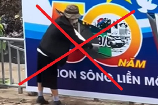 Tìm ra người phụ nữ cầm dao rạch tấm pa nô chào mừng gây phản cảm