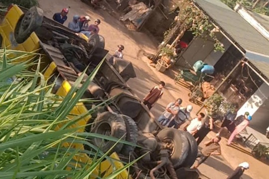 Gia Lai: Xe chở hàng chục học sinh bị lật trên Quốc lộ 19