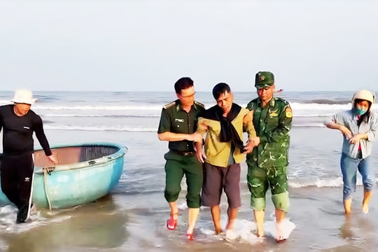 Kịp thời cứu nạn ngư dân gặp sự cố trên biển Quảng Bình
