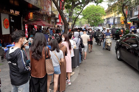 Giá vàng biến động mạnh, người dân vẫn xếp hàng dài chờ mua