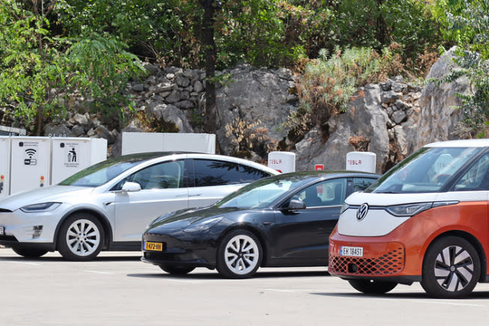 Tesla mất thị phần xe điện vào tay Volkswagen tại châu Âu