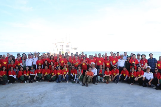 Agribank cùng đoàn công tác ngành ngân hàng thăm hỏi và động viên quân dân huyện đảo Trường Sa và Nhà giàn DKI