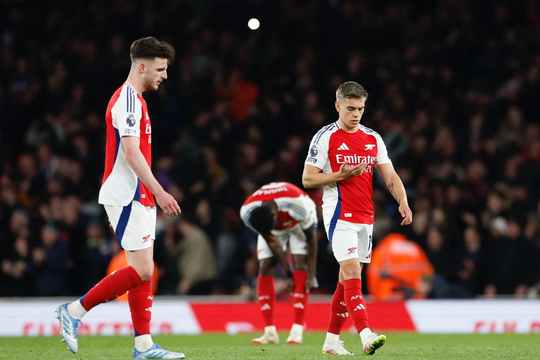 Saliba mắc sai lầm, Arsenal đánh rơi chiến thắng trước Crystal Palace