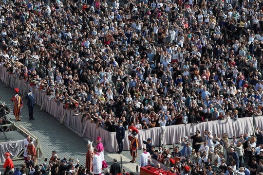 Biển người đến đưa tiễn Giáo hoàng Francis trước lễ tang