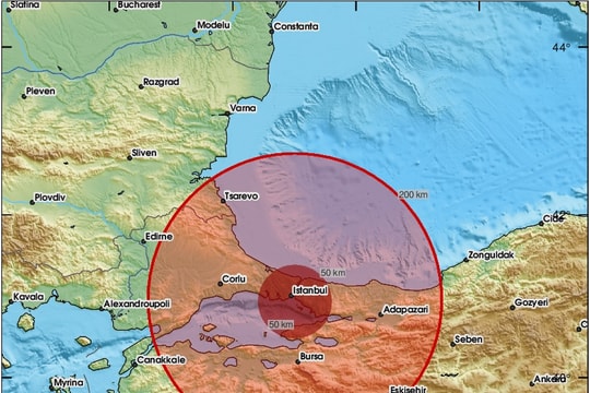 Hàng trăm người hoảng loạn nhảy khỏi các tòa nhà trong động đất ở Thổ Nhĩ Kỳ