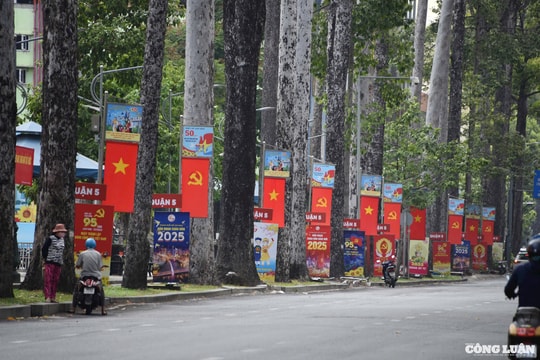 Phố phường tại TP HCM rực rỡ cờ hoa mừng đại lễ 30/4