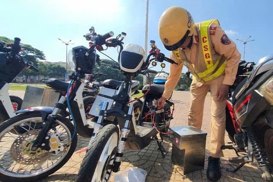 Đắk Lắk: Học sinh tụ tập biểu diễn xe điện độ chế để câu like