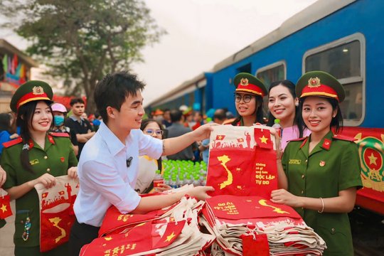 Chàng trai trẻ trao 4.000 "túi yêu nước", khơi dậy tinh thần tự hào dân tộc trước đại lễ 30/4