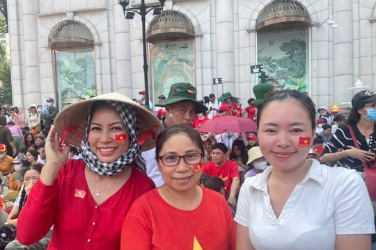 Người dân TP HCM xếp hàng giữ chỗ từ trưa chờ xem sơ duyệt diễu binh mừng 30/4