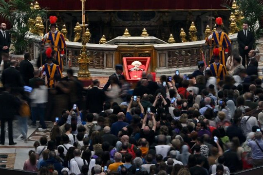 Gần 130.000 người đến viếng Giáo hoàng Francis trước lễ tang