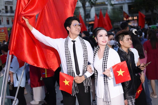 Hoa hậu sắc đẹp hoàn vũ Thanh Hằng diện áo dài duyên dáng mừng đại lễ 30/4