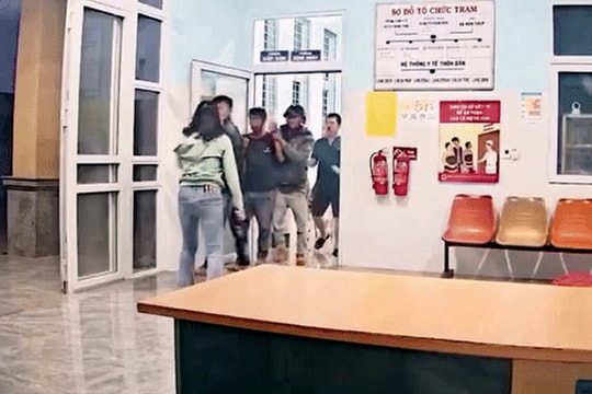 Khởi tố hai anh em ruột vì hành hung nữ nhân viên y tế