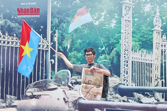 Người dân hào hứng nhận phụ san đặc biệt của Báo Nhân Dân