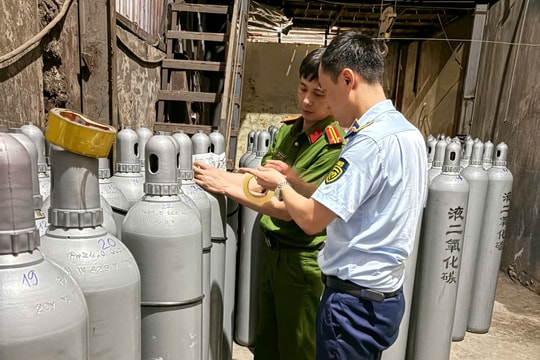 Bắc Ninh: Tạm giữ hơn 3 tấn khí, nghi 'khí cười' trị giá 600 triệu đồng