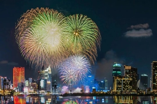 TP.HCM bắn pháo hoa chào mừng 50 năm  thống nhất đất nước tại 30 điểm