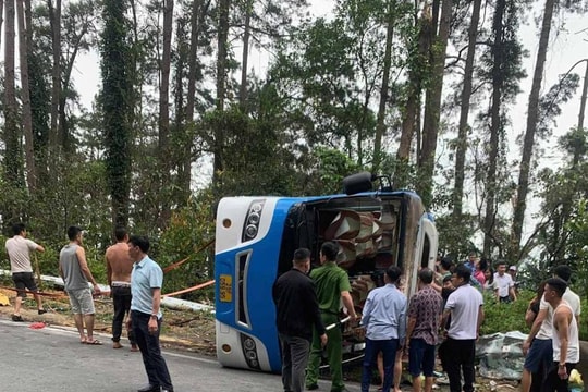 Lật xe khách trên đèo Tam Đảo, hơn 10 người thương vong