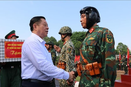 Trưởng Ban Tuyên giáo và Dân vận Trung ương động viên lực lượng tham gia diễu binh