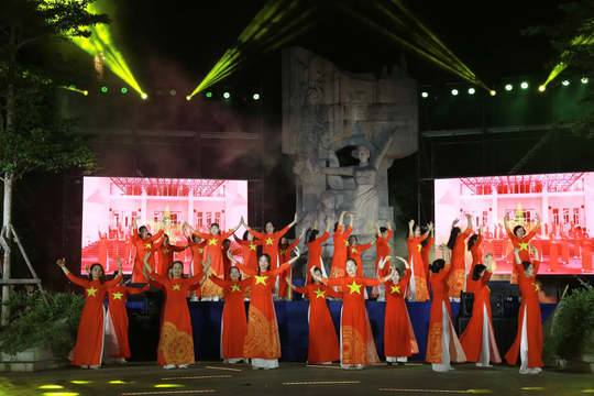 Phụ nữ Thủ đô trình diễn dân vũ ‘Đất nước trọn niềm vui’