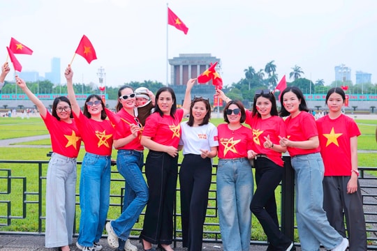 Hàng nghìn người dân kéo về Quảng trường Ba Đình 'check-in' mừng 50 năm Ngày Giải phóng miền Nam, thống nhất đất nước