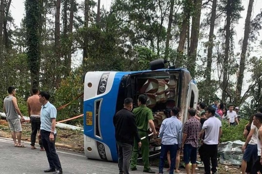 Tạm giữ hình sự tài xế vụ lật xe khách ở đèo Tam Đảo làm 4 người chết