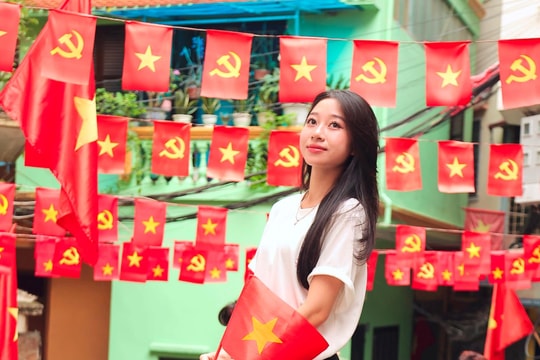 Giới trẻ Hà Thành ‘đổ xô’ chụp hình tại ngõ cờ hoa trước thềm đại lễ 30/4