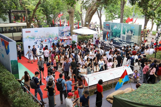 Hàng nghìn người vẫn nườm nượp xếp hàng nhận phụ san đặc biệt của Báo Nhân Dân