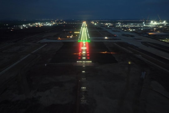 Vận hành hệ thống đèn hiệu đường cất hạ cánh cảng hàng không Long Thành