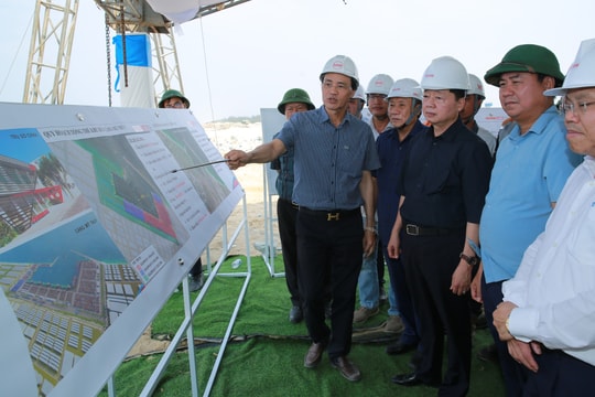 Phó Thủ tướng Trần Hồng Hà kiểm tra tiến độ bến cảng Mỹ Thủy và cảng hàng không Quảng Trị