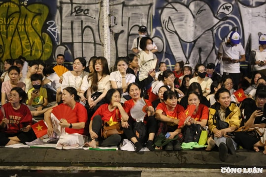 Từ rạng sáng, hàng nghìn người dân chờ xem tổng duyệt diễu binh, diễu hành kỷ niệm 50 năm Ngày Giải phóng miền Nam