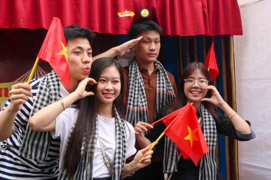 Người dân hào hứng với các hoạt động tại "Ngày Hội Non Sông"