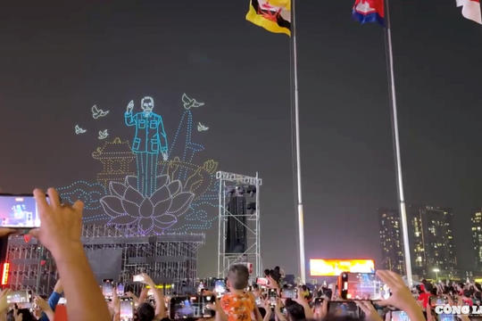 Người dân TP HCM hào hứng với màn trình diễn drone lớn nhất từ trước đến nay