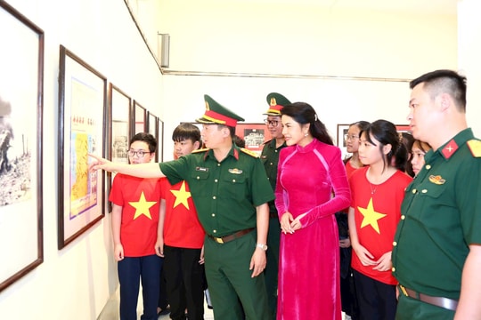 Hải Phòng triển lãm ảnh và tư liệu với chủ đề "Đất nước trọn niềm vui"