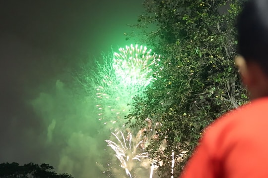 Hà Nội: Người dân reo hò trước màn bắn pháo hoa chào mừng 50 năm thống nhất đất nước