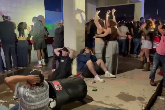 Hơn 100 người nhập cư bị bắt trong cuộc đột kích 'ổ tội phạm' ở Mỹ