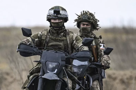 Nga chuyển sang dùng xe máy để tránh UAV Ukraine trên tiền tuyến