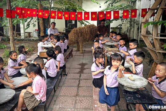 Nghệ nhân Tấn Phát truyền cảm hứng yêu nước qua mô hình rơm và đất dịp Tết Độc lập